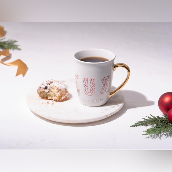 Le Creuset Noël Collection X-Large Joyeux Mug, 20 oz., White w/ Gold Handle, NWT - Picture 3 of 5